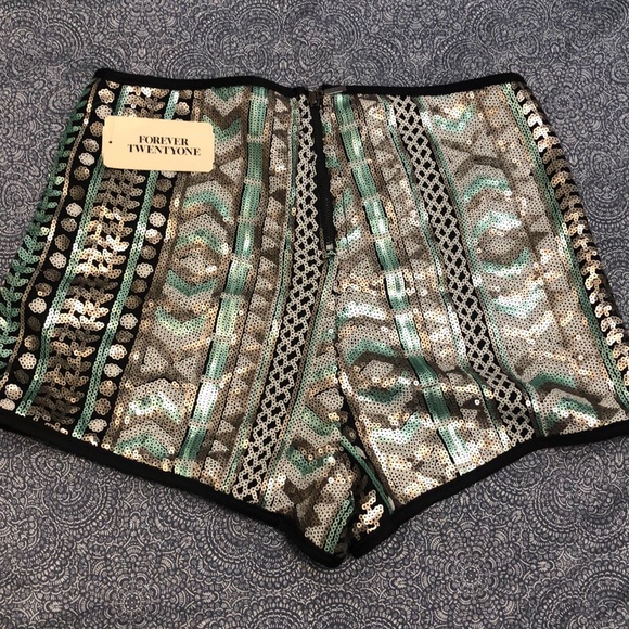 Tribal patterned sequin shorts - Picture 4 of 4